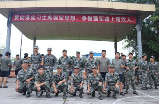 保卫祖国的战斗队，建设祖国的排头兵